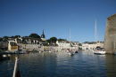 Le Palais på Belle Ile. Det er højvande og yderhavnen er fyldt op med vand, så man kan passere den på vej ind til gaten og inderhavnen.