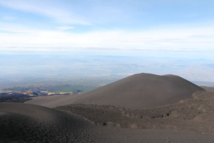 Det var flot klart, da vi gik rundt på toppen af Etna, og vi havde en rigtig flot udsigt; det varede dog ikke længe, før skyerne lagde sig over toppen. (Foto Jakob)