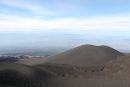 Det var flot klart, da vi gik rundt på toppen af Etna, og vi havde en rigtig flot udsigt; det varede dog ikke længe, før skyerne lagde sig over toppen. (Foto Jakob)