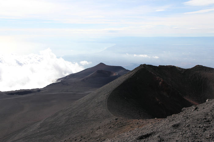 Kraterne ligger på stribe rundt om hovedkrateret på Etna. I baggrunden skimtes bugten, hvor Catania ligger. (Foto Jakob)