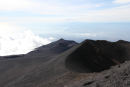 Kraterne ligger på stribe rundt om hovedkrateret på Etna. I baggrunden skimtes bugten, hvor Catania ligger. (Foto Jakob)