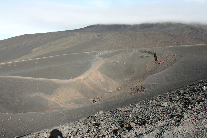 Fra turen rundt på toppen af Etna. Skyerne er begyndt at nærme sig, men vi havde stadig en flot udsigt.