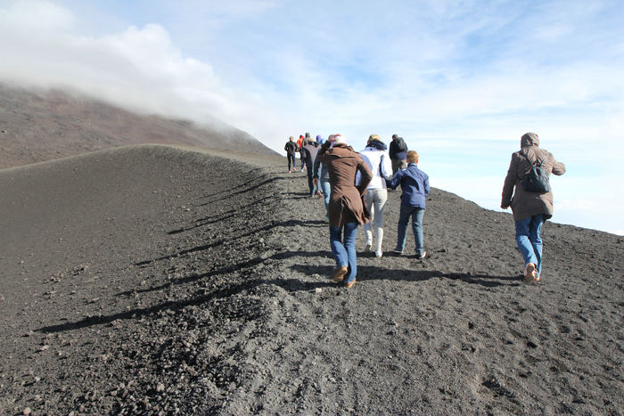 Så kom vinden, og skyerne lagde sig over toppen af Etna, men vi var ikke langt fra pladsen, hvor vi startede og skulle med bussen ned til svævebanen. (Foto Jakob)