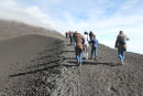 Så kom vinden, og skyerne lagde sig over toppen af Etna, men vi var ikke langt fra pladsen, hvor vi startede og skulle med bussen ned til svævebanen. (Foto Jakob)