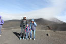 Jakob, Kasper og skipperinden i den stride blæst på Etna. Toppen af vulkanen er dækket af skyer. Det var hundekoldt.