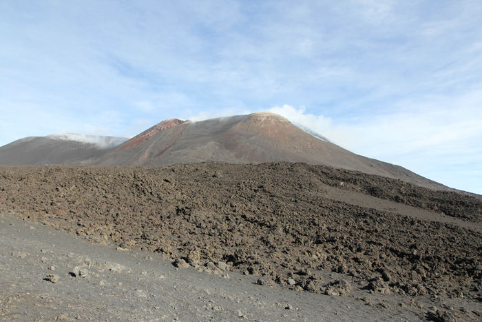 Det ene øjeblik var toppen af Etna gemt i skyer, men et øjeblik efter var de væk, og vi kunne igen se toppen - sådan vekslede det hele tiden. (Foto Jakob)