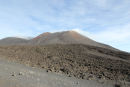 Det ene øjeblik var toppen af Etna gemt i skyer, men et øjeblik efter var de væk, og vi kunne igen se toppen - sådan vekslede det hele tiden. (Foto Jakob)