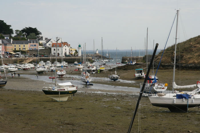 Sauzon, som ligger på det NØ-lige hjørne af Belle Ile. Her ses havnen ved lavvande. Mange både havde støtteben, så de ikke væltede.