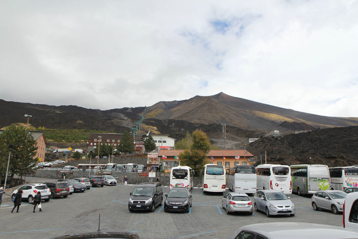 Udsigten op mod Etna nede fra parkeringspladsen. Toppen af Etna er helt væk i skyer; det er en god ide at tage op til toppen fra morgenstunden. (Foto Jakob)