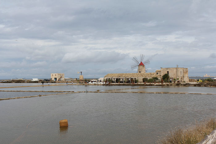 En af de gamle vindmøller ude i det store område syd for Trapani, hvor man indvinder salt. Møllerne bliver brugt til at pumpe saltvand ind i bassinerne, hvor vandet så fordamper.