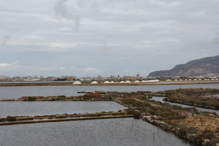 Udsigten ud over området, lidt syd for Trapani, hvor man indvinder salt. I baggrunden ses Trapani. De hvide bunker er salt.