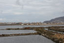 Udsigten ud over området, lidt syd for Trapani, hvor man indvinder salt. I baggrunden ses Trapani. De hvide bunker er salt.