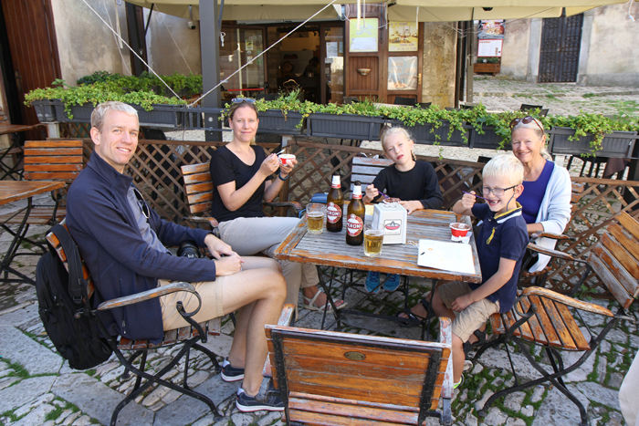 Det blev tid til et lille hvil og en forfriskning, da vi nåede op til torvet i Erice. Her Jakob, Maiken, Julie, Kasper og skipperinden.