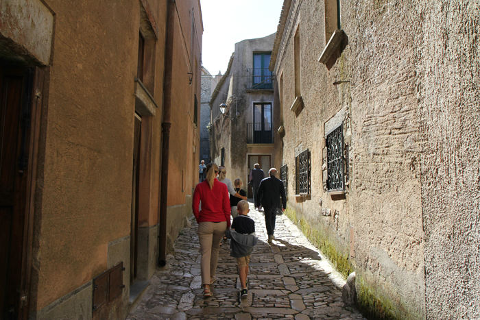 En af de meget smalle gader i bjergbyen Erice. Det er kun de lokale med særlig tilladelse, der får lov til at køre ind i byen.