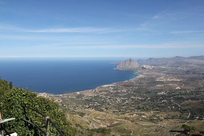 Udsigten oppe fra Erice ud over Middelhavet og nordkysten af Sicilien. Vi havde et rigtig flot vejr til besøget i Erice. (Foto Jakob)