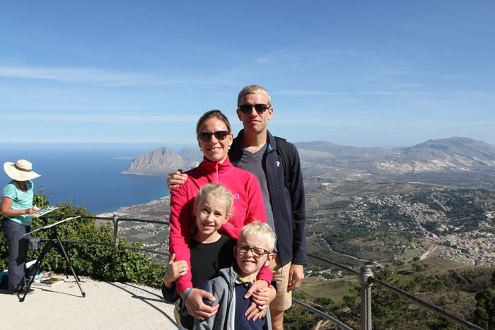 Jakob, Maiken, Julie og Kasper nyder udsigten oppe fra bjergbyen Erice. Der blev holdt malerkursus oppe på toppen; en af kursisterne skimtes til venstre.