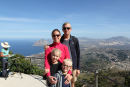 Jakob, Maiken, Julie og Kasper nyder udsigten oppe fra bjergbyen Erice. Der blev holdt malerkursus oppe på toppen; en af kursisterne skimtes til venstre.