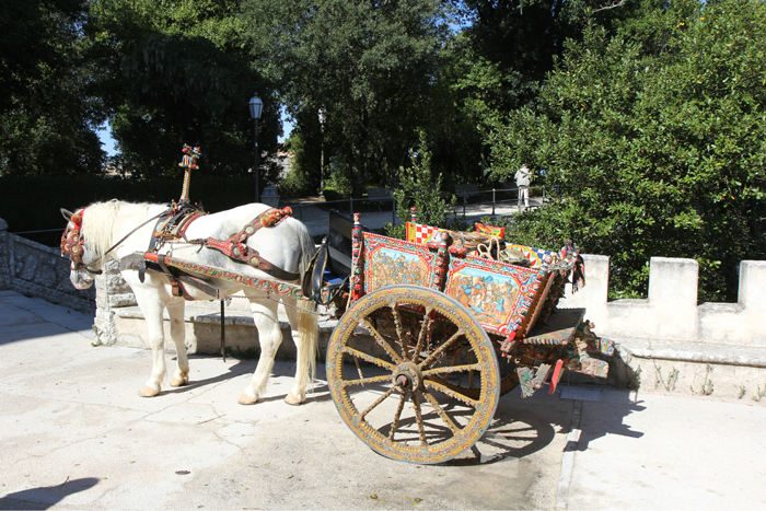 Vi mødte en af de gamle flot udsmykkede sicilianske hestevogne på vor tur rundt i Erice. 