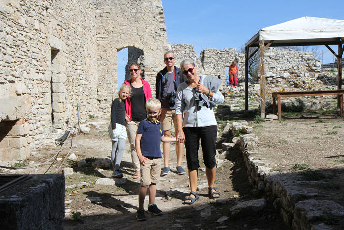Hele besætningen fra Nausikaa, undtagen skipper, der tager billedet, inde i Castello di Venere.