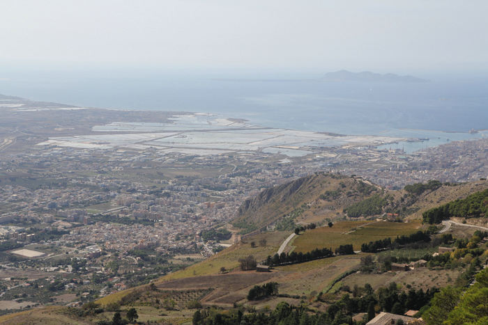 Udsigten oppe fra bjergbyen Erice ned over saltindvindingsanlæggene syd for Trapani. Havnen, hvor vi lå, skimtes til højre i billedet. (Foto Jakob)