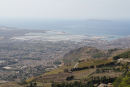 Udsigten oppe fra bjergbyen Erice ned over saltindvindingsanlæggene syd for Trapani. Havnen, hvor vi lå, skimtes til højre i billedet. (Foto Jakob)