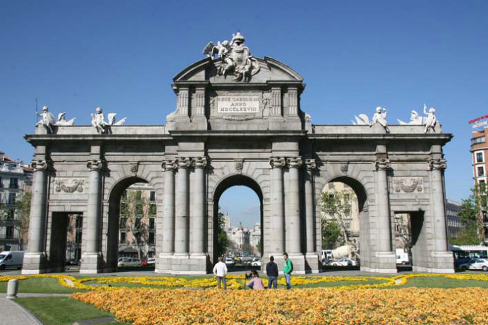 Den flotte Puerta de Alcalá i Madrid, hvor Calle da Alcalá skimtes igennem. 