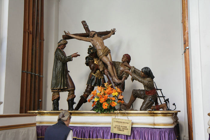 Der var åbent hus (kirke) Palmesøndag, så vi kunne komme ind og se alle ’platformene’, der skulle rundt i byen Langfredag