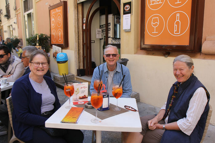 Efter turen ind for at se forberedelserne blev det tid til en pause. Her nyder Ulla, Svend Erik og skipperinden en Spritz.