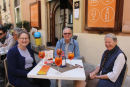 Efter turen ind for at se forberedelserne blev det tid til en pause. Her nyder Ulla, Svend Erik og skipperinden en Spritz.