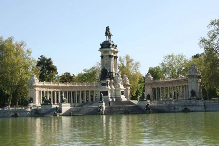 Retiro-parken i Madrid, her rytterstatuen af Alfonso 12. ved den kunstige sø.