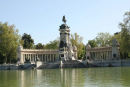 Retiro-parken i Madrid, her rytterstatuen af Alfonso 12. ved den kunstige sø.