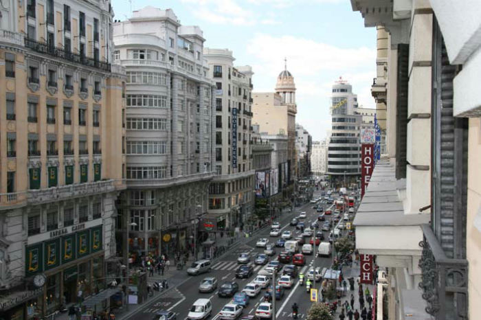 Udsigten fra vort værelse på Hotel Galicia i Madrid. Det lå MEGET centralt, men det var også det eneste positive, der var at sige om det hotel.