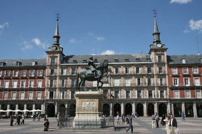 Plaza Mayor i Madrid, altid et besøg værd. Smukke huse og hyggelige barer.