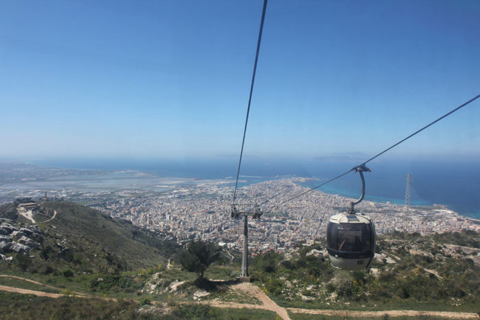 Udsigten ned over Trapani fra svævebanen op til Erice. Vi var meget heldige med vejret. Det er ofte overskyet oppe i bjergbyen (750 m), men ikke den dag. 