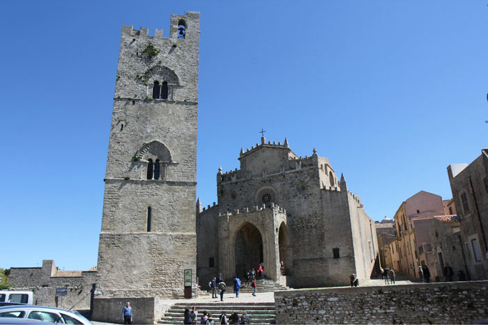 Turistkontoret i Erice havde åbent, og de fik solgt os et partoutkort til alle seværdighederne. Her Real Duomo og Torre di Re Federico. Det var et besøg værd.