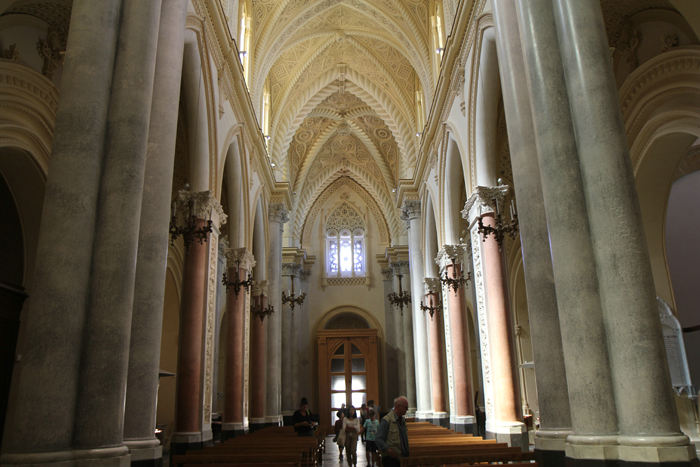 Real Duomo i Erice ser ikke ud af noget særligt, nærmest forfalden, når man ser den udefra, men indvendig var den imponerende med sine snoede hvælvinger.