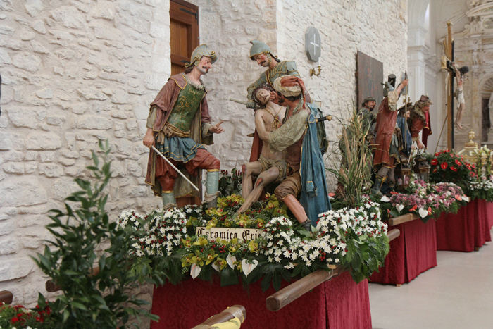 I kirken Giuliano i Erice, var der også figurer, som de havde brugt i forbindelse med Langfredag. De havde dog en anden dimension, kunne bæres af 4 mand, og der var ikke så mange som i Trapani. 