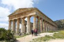 Templet i Segesta med Ulla, Inge Lise og Svend Erik i forgrunden. Et meget stort og velbevaret tempel.