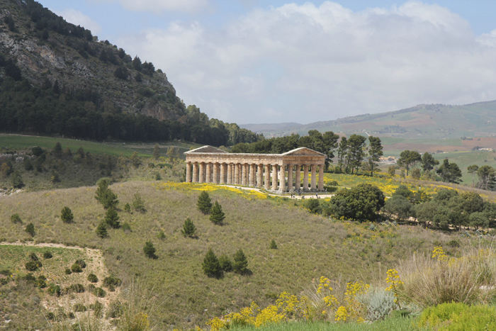 Templet i Segesta set fra vejen op til det græske amfiteater, der ligger ca. 2 km. fra templet.