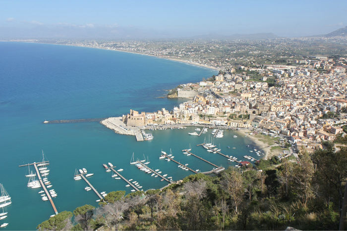 Udsigten ned over Castellammare del Golfo oppe fra den gamle vej til Trapani.