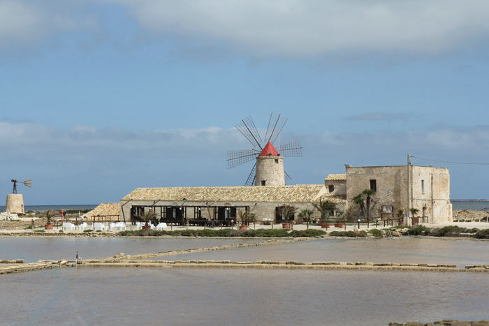 Museo delle Saline i Nubia lidt syd for Trapani, viser, hvordan man indvinder salt af havvandet. Museet er indrettet i en af de gamle vindmøller. 