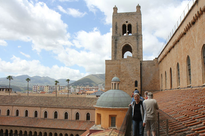 Vi var en tur oppe på taget af katedralen i Monreale for bl.a. at se udsigten ud over Palermo. Her skipperinden.