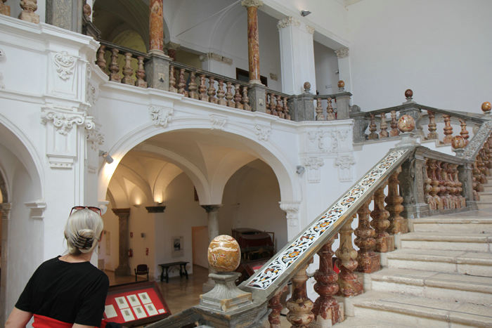 Hallen i Museo regionale Pepoli i Trapani. En rigtig flot trappe, der fører op til museets 1. sal. 