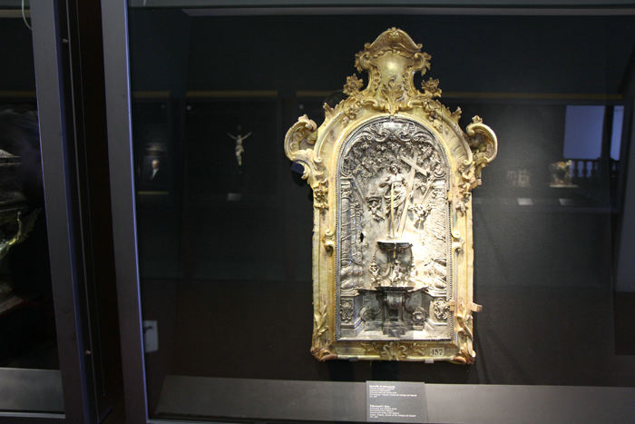 Udstillingen på Museo regionale Pepoli i Trapani viste mange flotte smykker, kakler, dragter, træfigurer og mange andre ting. Her et specielt ’billede’ udført i sølv.   