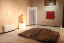 Kunstmuseet i Trapani. Der var flere ’installationer’. I hjørnet ses et stivet bruserforhæng hængt op i et hjørne.