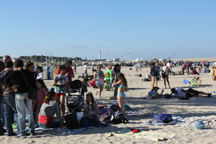 Der var rigtig mange mennesker på stranden i San Vito Lo Capo d. 1. maj. Og der blev spillet høj diskomusik.