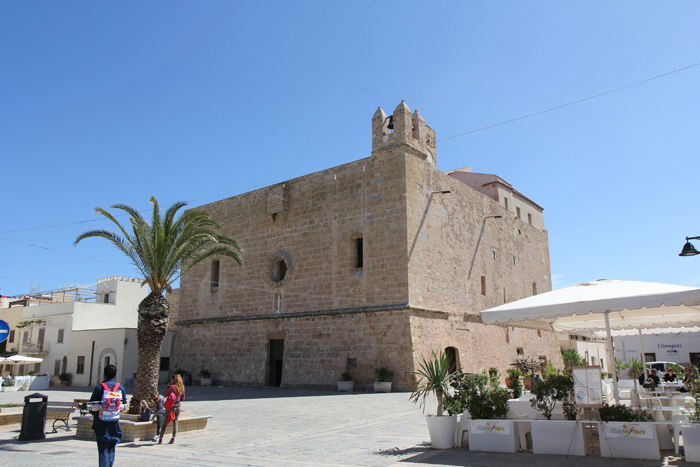 Den lidt specielle kirke i San Vito Lo Capo. Den lignede en fæstning udvendig, men var nydelig og spændende indvendig.