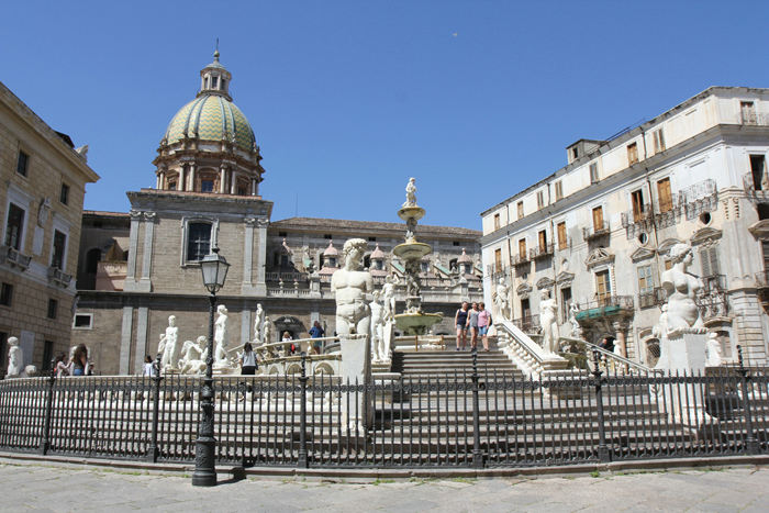 Piazza Pretoria med det store fontæneanlæg, der består af 20 bassiner og 36 skulpturer. Fontænen er oprindelig skabt til en villa i Firenze, men på grund af økonomiske problemer havnede den i Palermo.