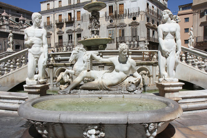 Fontænen på Piazza Pretoria kaldes i folkemunde ”Skammens fontæne” på grund af alle de nøgne figurer.
