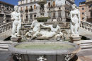 Fontænen på Piazza Pretoria kaldes i folkemunde ”Skammens fontæne” på grund af alle de nøgne figurer.